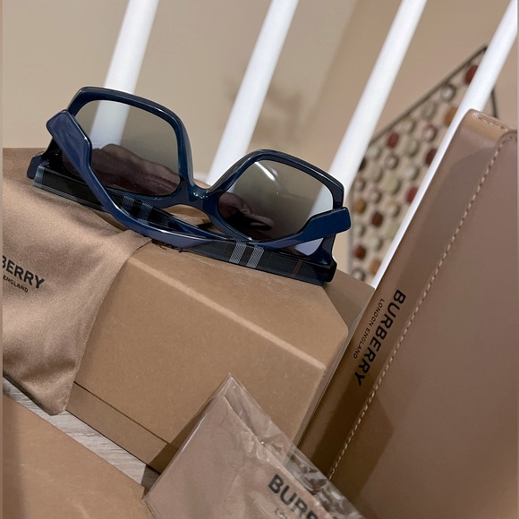 ❌SOLD❌ NIB Burberry Sunglasses For Women - Picture 6 of 9